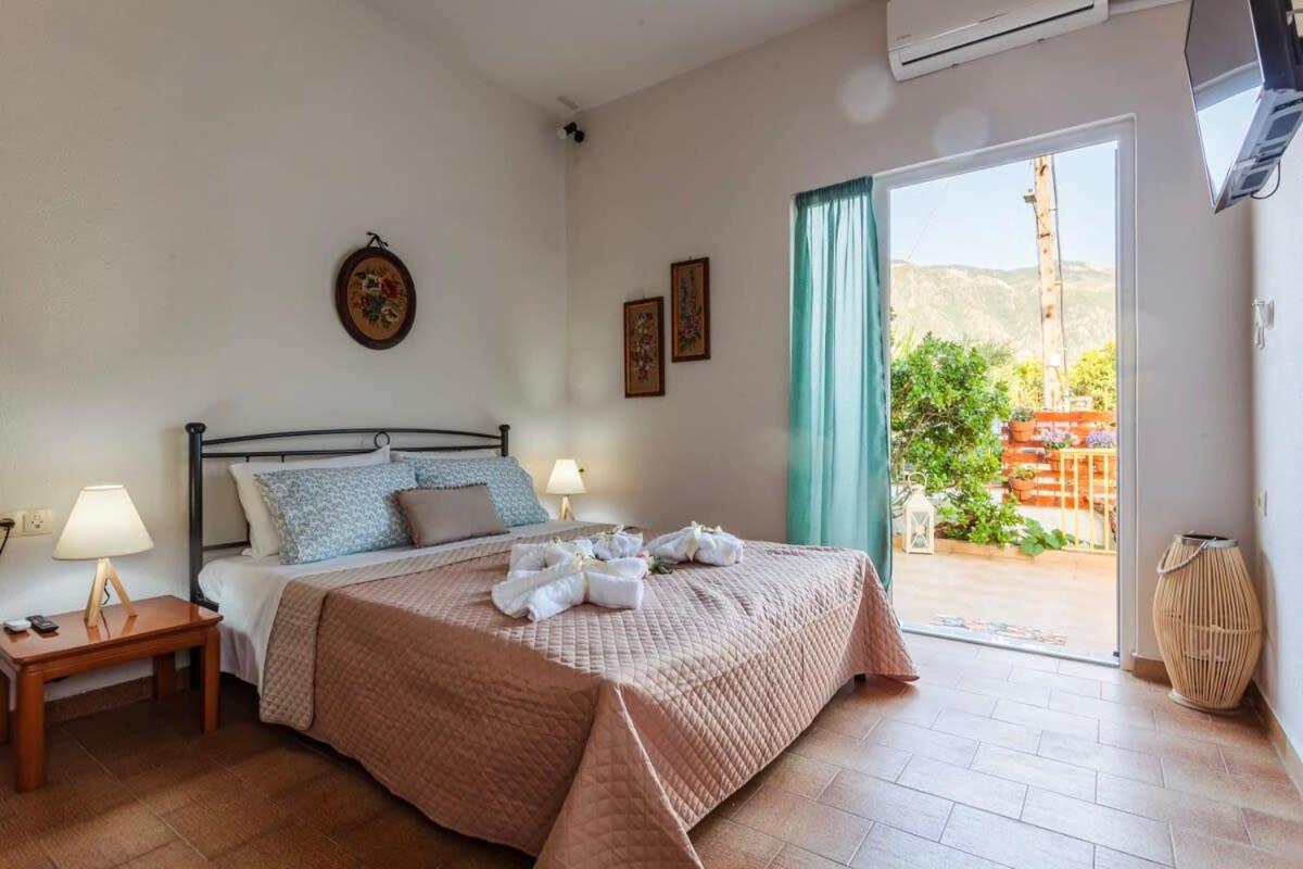 קלמאטה Summer Rose Garden Getaway - A Step To The Beach מראה חיצוני תמונה