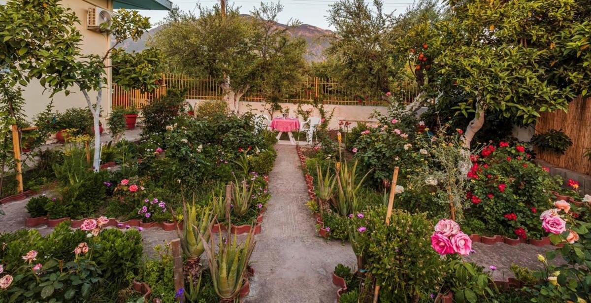 קלמאטה Summer Rose Garden Getaway - A Step To The Beach מראה חיצוני תמונה
