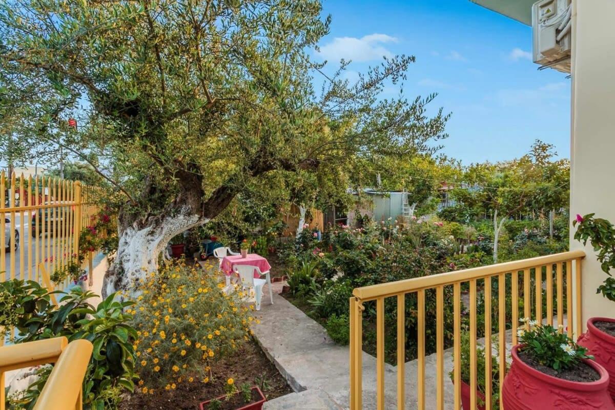 קלמאטה Summer Rose Garden Getaway - A Step To The Beach מראה חיצוני תמונה
